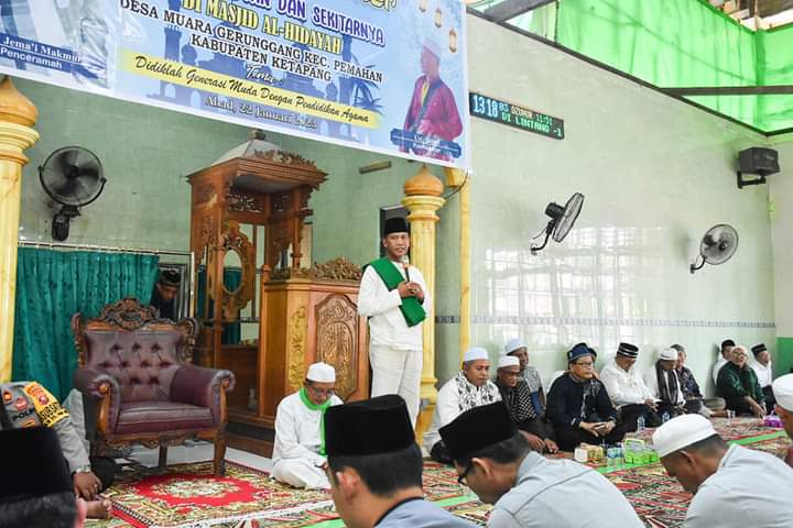 Wakil Bupati Ketapang, Farhan memberikan kata sambutan pada acara Pengajian Akbar Setepian Pawan di Masjid Al-Hidayah, Desa Muara Gerunggang, Kecamatan Pemahan, Minggu (22/01/2023). (Foto: Adi LC)