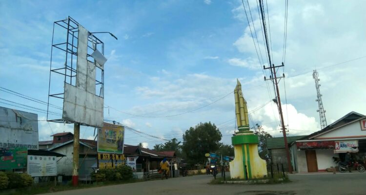Kondisi papan reklame di jalan area Tugu Bambu di Desa Teluk Melano, Kecamatan Simpang Hilir, Kabupaten Kayong Utara yang terliha rusak parah. (Foto: Adi LC)