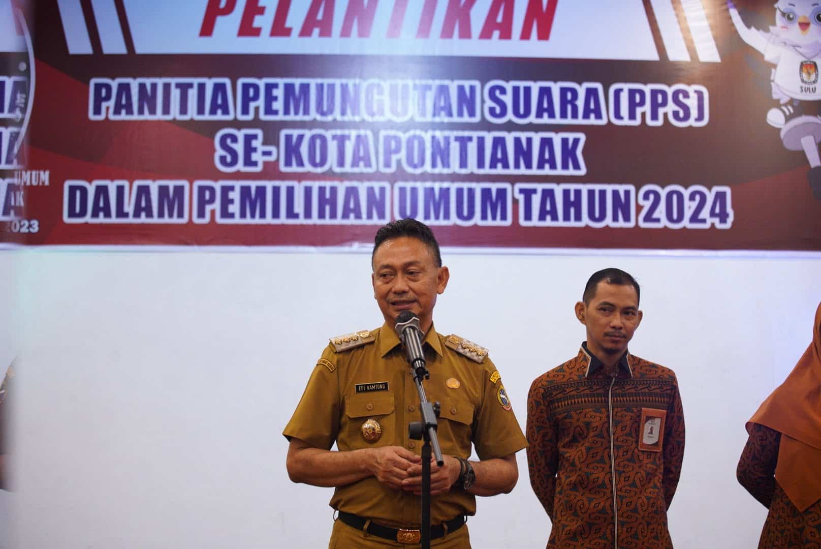 Wali Kota Pontianak, Edi Rusdi Kamtono memberikan sambutan pada pelantikan PPS se-Kota Pontianak. (Foto: Prokopim For KalbarOnline.com)