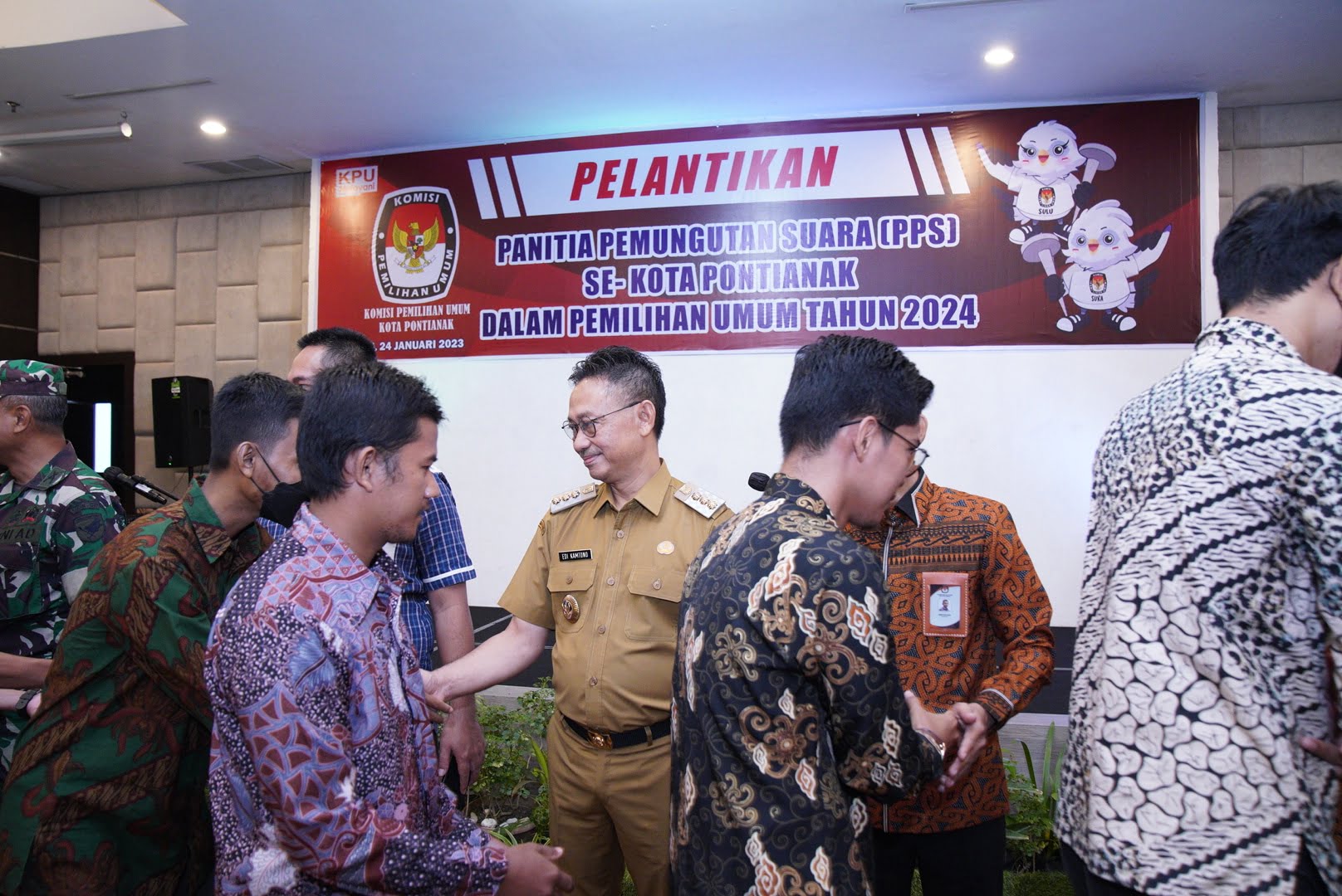 Wali Kota Pontianak, Edi Rusdi Kamtono memberikan ucapan selamat kepada para anggota PPS se-Kota Pontianak yang baru dilantik. (Foto: Prokopim For KalbarOnline.com)