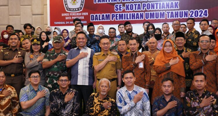 Foto bersama dengan para anggota PPS se-Kota Pontianak. (Foto: Prokopim For KalbarOnline.com)