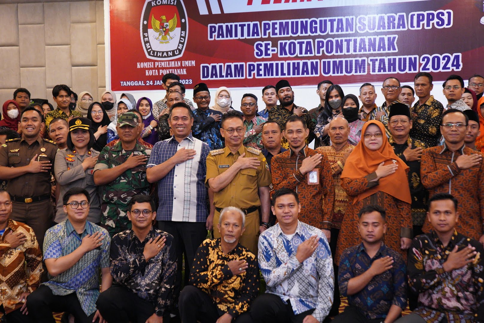 Foto bersama dengan para anggota PPS se-Kota Pontianak. (Foto: Prokopim For KalbarOnline.com)