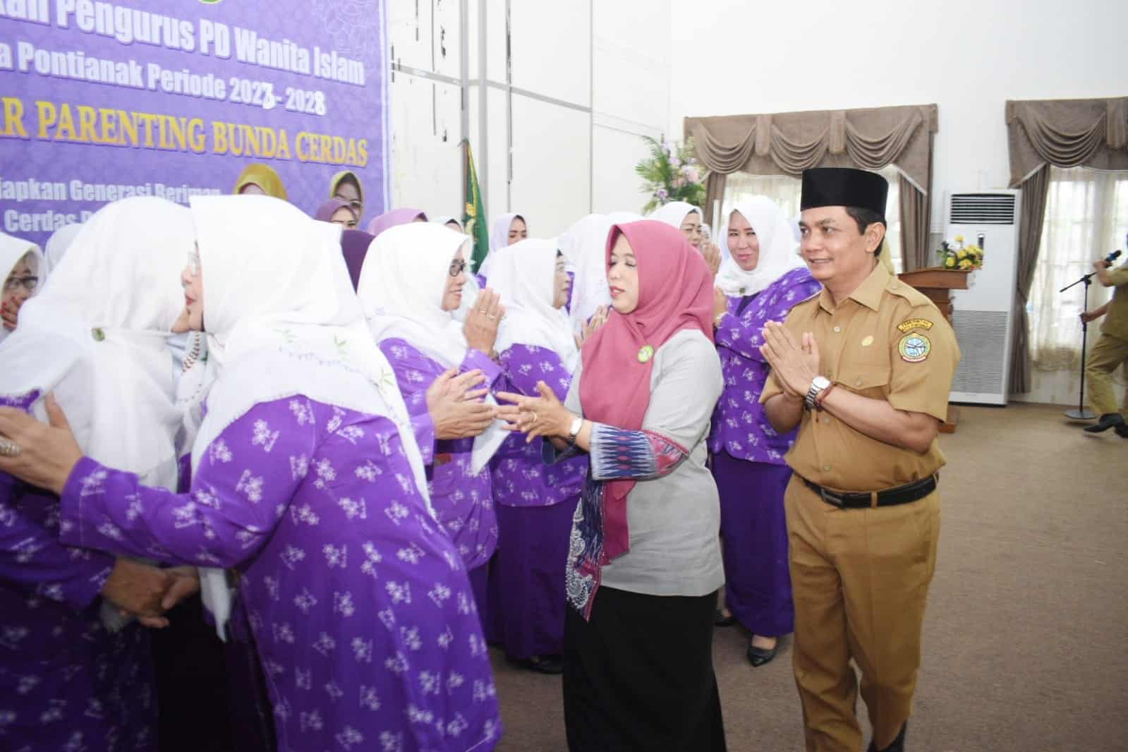 Wakil Wali Kota Pontianak , Bahasan memberikan ucapan selamat kepada para Pengurus Daerah (PD) Wanita Islam Kota Pontianak yang baru dilantik. (Foto: Prokopim For KalbarOnline.com)