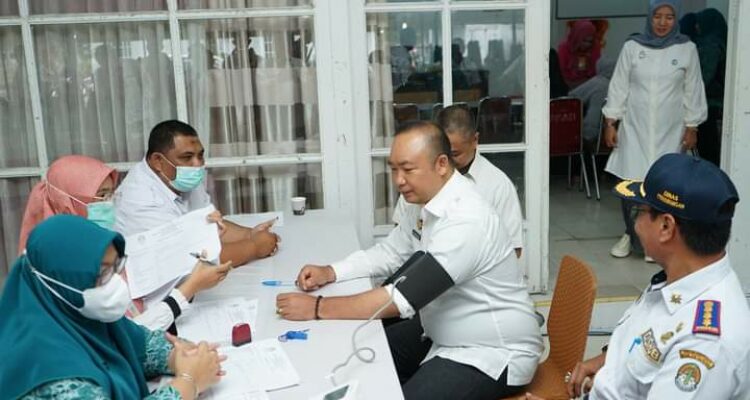 Sekda Ketapang, Alexander Wilyo mendonorkan darah dalam rangka HUT Pemprov Kalbar ke-66 tahun 2023. (Foto: Adi LC)