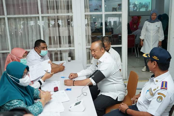 Sekda Ketapang, Alexander Wilyo mendonorkan darah dalam rangka HUT Pemprov Kalbar ke-66 tahun 2023. (Foto: Adi LC)