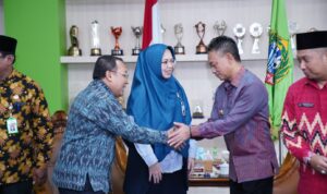 Agus Chusaini berpamitan dengan Wali Kota Pontianak, Edi Rusdi Kamtono untuk pindah tugas ke BI pusat di Jakarta. (Foto: Prokopim For KalbarOnline.com)