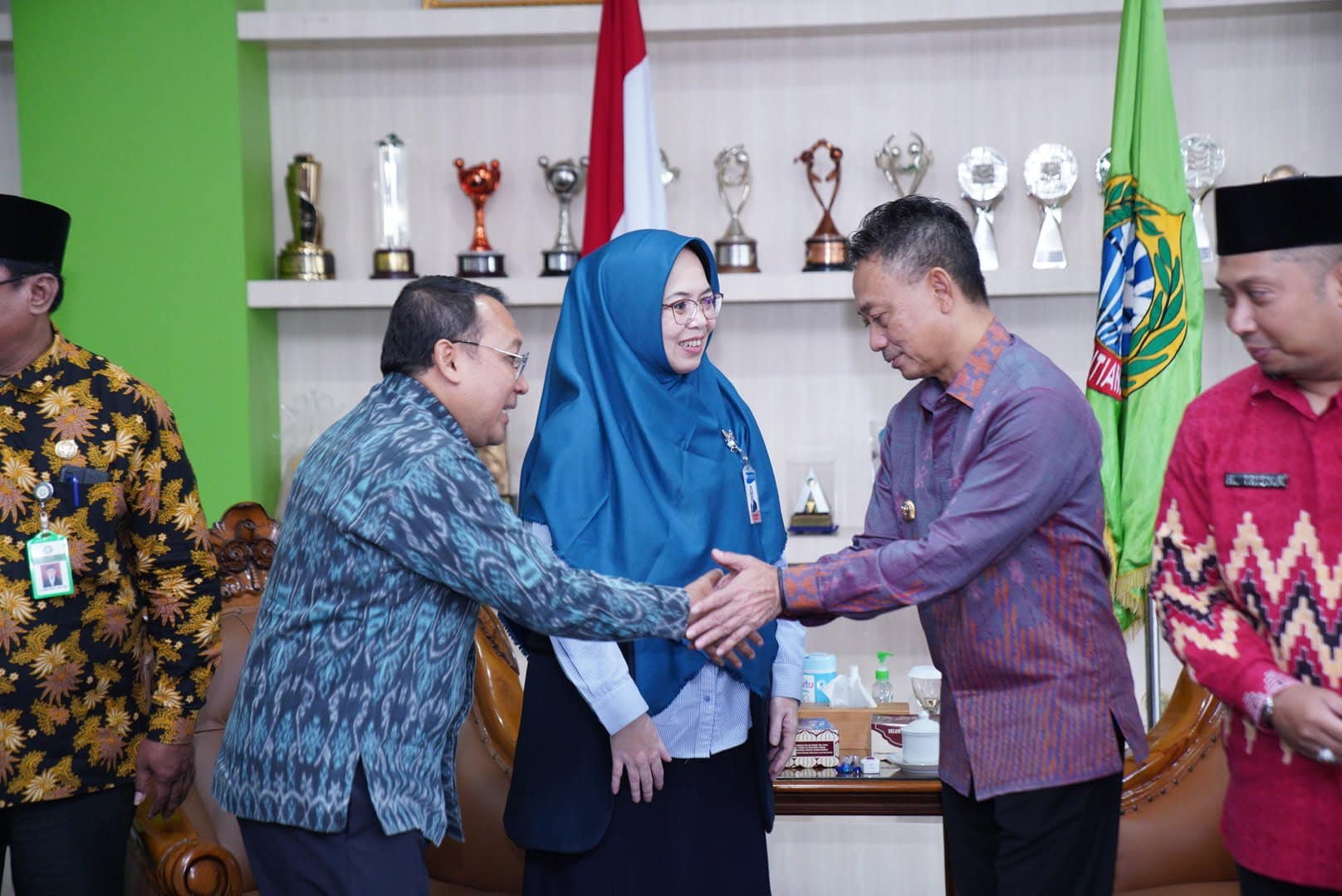 Agus Chusaini berpamitan dengan Wali Kota Pontianak, Edi Rusdi Kamtono untuk pindah tugas ke BI pusat di Jakarta. (Foto: Prokopim For KalbarOnline.com)