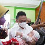 Wali Kota Pontianak, Edi Rusdi Kamtono menimbang balita secara simbolis. (Foto: Prokopim For KalbarOnline.com)