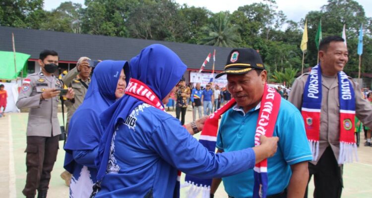 Sekda Kapuas Hulu, Mohd Zaini hadir sekaligus menutup secara resmi kegiatan Porseni Tingkat SD dan SMP Sederajat se-Kecamatan Boyan Tanjung. (Foto: Ishaq)