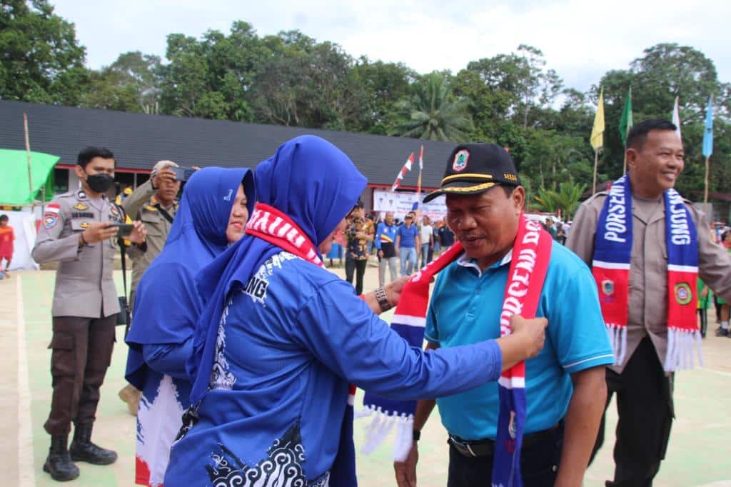 Sekda Kapuas Hulu, Mohd Zaini hadir sekaligus menutup secara resmi kegiatan Porseni Tingkat SD dan SMP Sederajat se-Kecamatan Boyan Tanjung. (Foto: Ishaq)