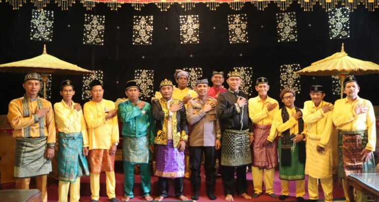 Kapolres Ketapang, AKBP Laba Meliala berfoto bersama sesepuh dan perangkat Kerajaan Matan Tanjung Pura. (Foto: Adi LC)