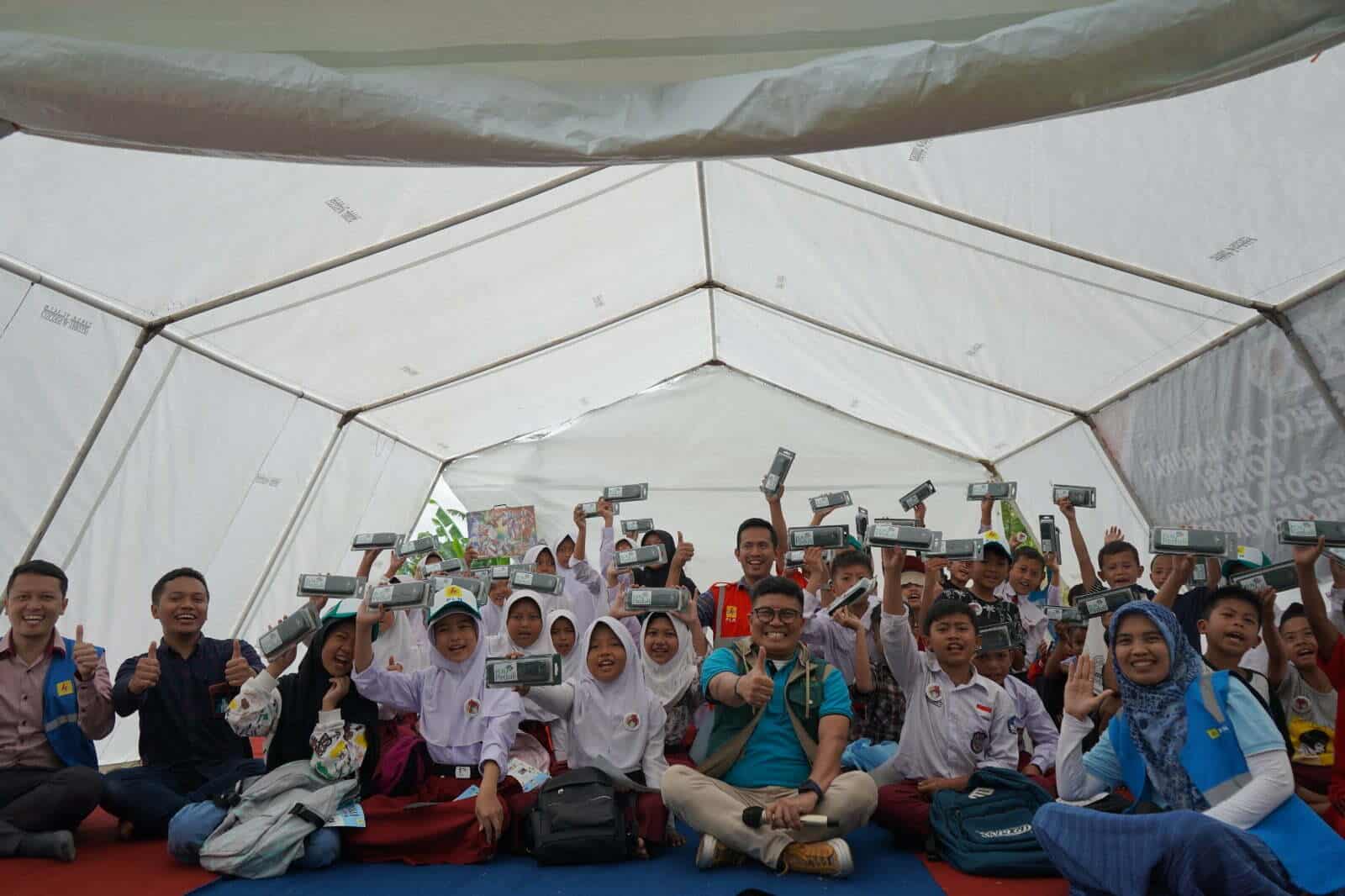 Berfoto bersama anak-anak korban gempa Cianjur. (Foto: PLN For KalbarOnline.com)