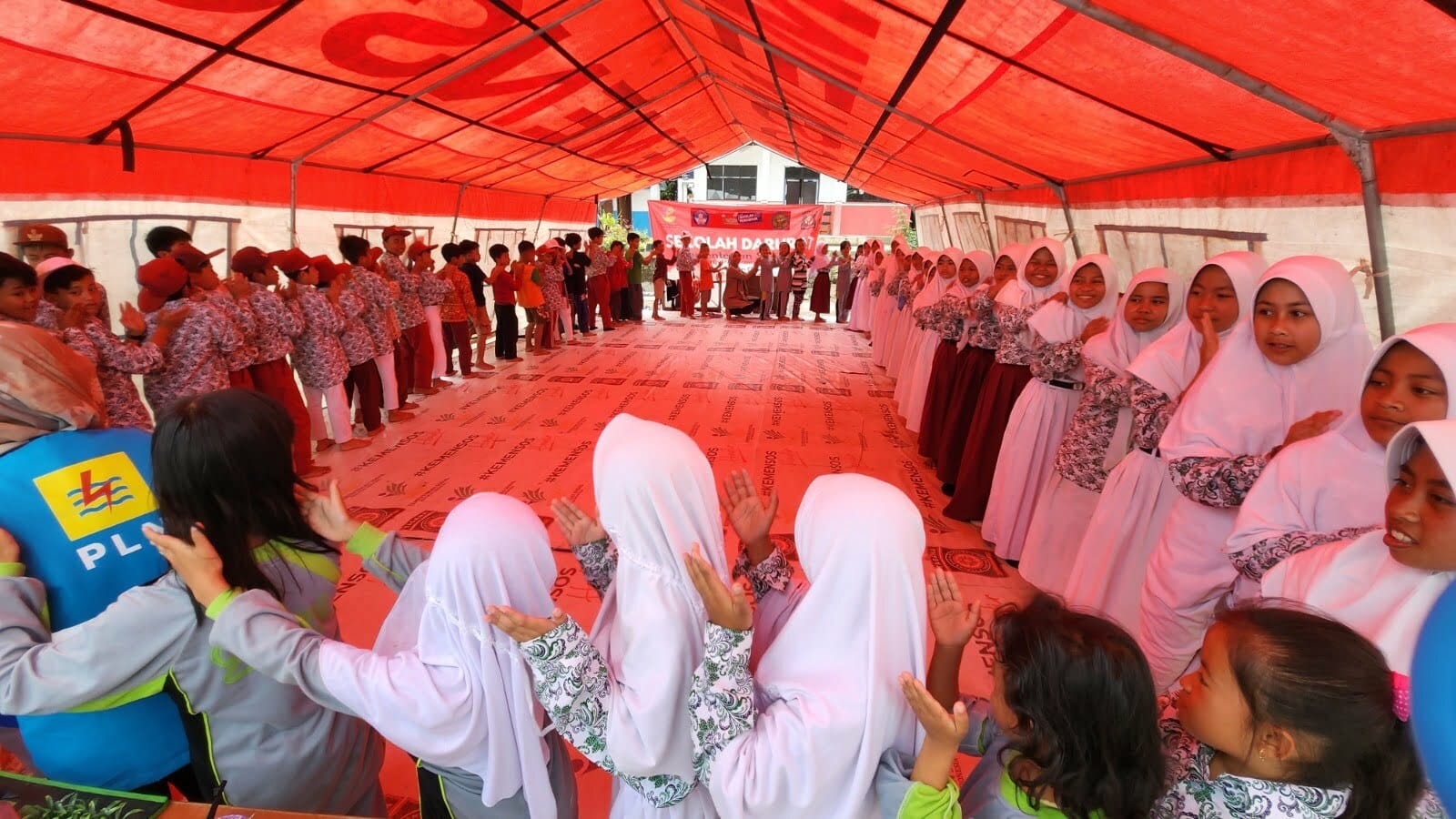 Melalui Program PLN Mengajar, anak-anak korban gema Cianjur merasa senang bisa belajar sambil bermain. (Foto: PLN For KalbarOnline.com)