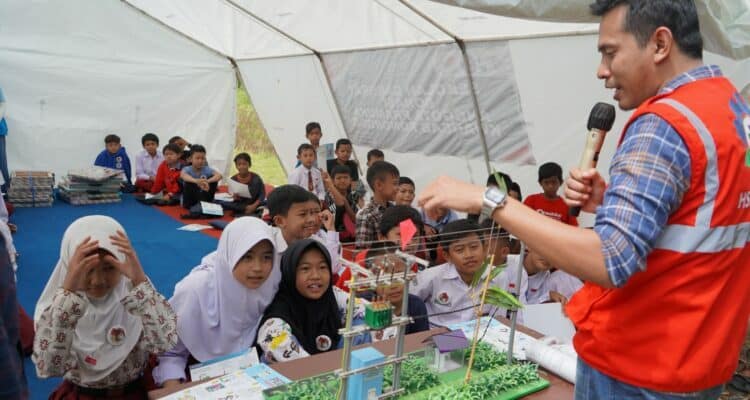 Melalui Program PLN Mengajar, para pegawai PLN membantu anak-anak untuk bisa pulih dari trauma gempa Cianjur. (Foto: PLN For KalbarOnline.com)