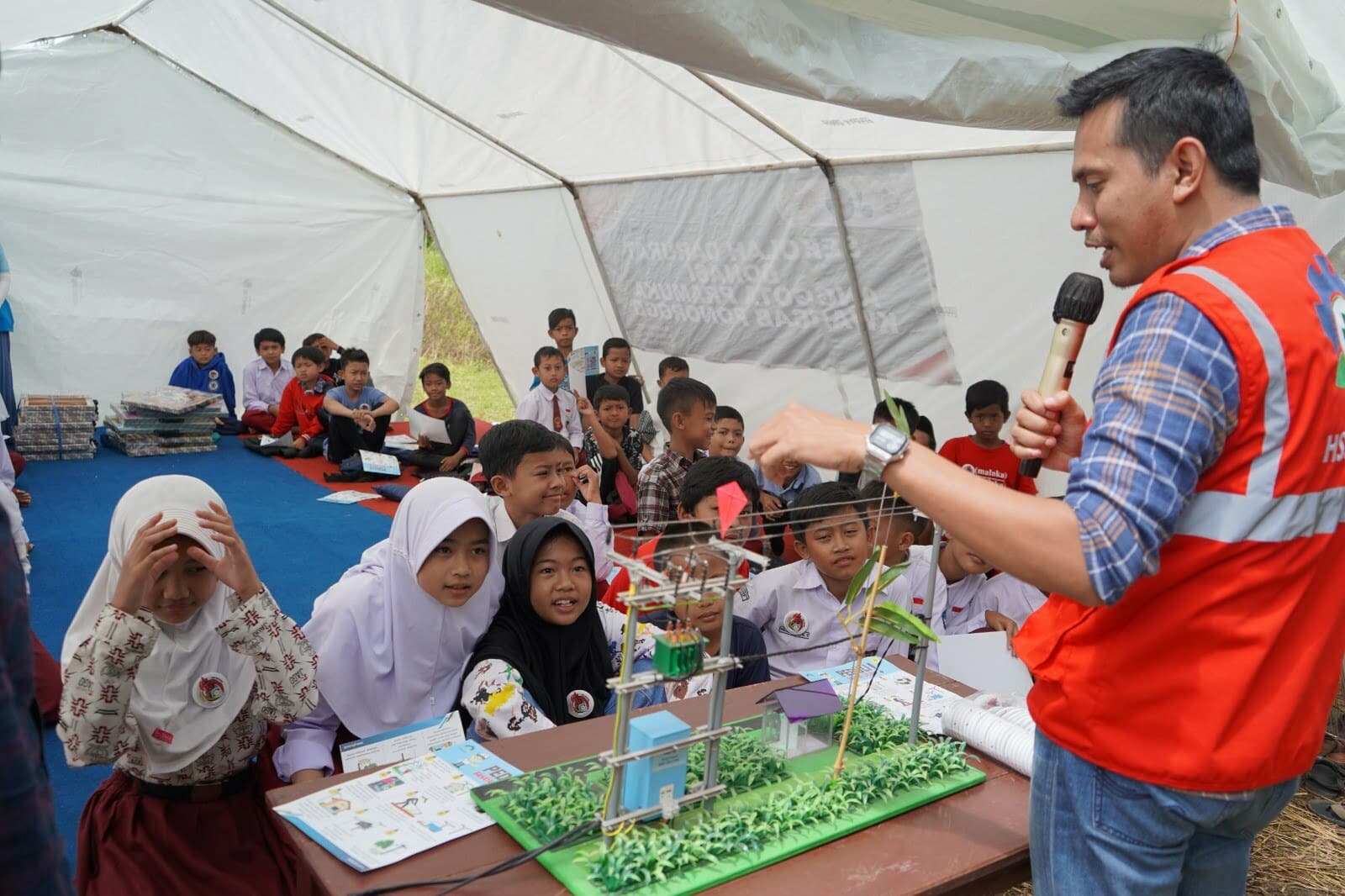 Melalui Program PLN Mengajar, para pegawai PLN membantu anak-anak untuk bisa pulih dari trauma gempa Cianjur. (Foto: PLN For KalbarOnline.com)