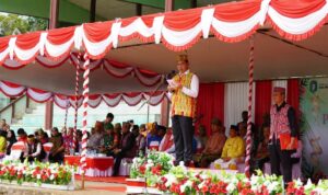 Bupati Kapuas Hulu, Fransiskus Diaan memimpin upacara peringatan HUT Pemprov Kalbar ke-66 tahun 2023, di Lapangan GOR Uncak Kapuas Putussibau, Sabtu (28/01/2023) pagi. (Foto: Ishaq)