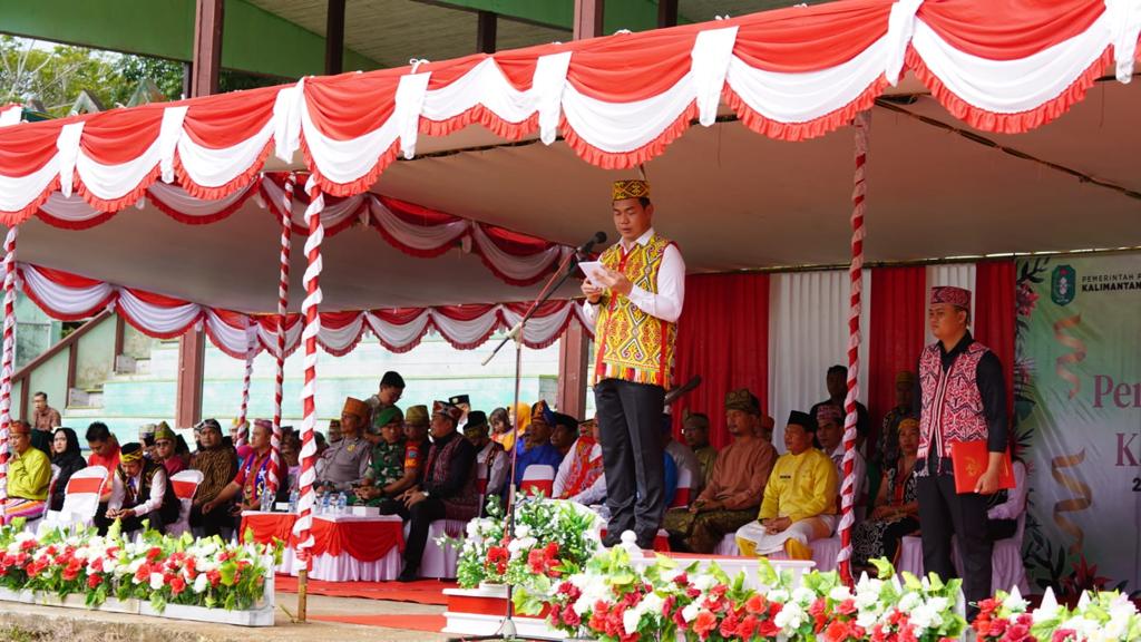 Bupati Kapuas Hulu, Fransiskus Diaan memimpin upacara peringatan HUT Pemprov Kalbar ke-66 tahun 2023, di Lapangan GOR Uncak Kapuas Putussibau, Sabtu (28/01/2023) pagi. (Foto: Ishaq)