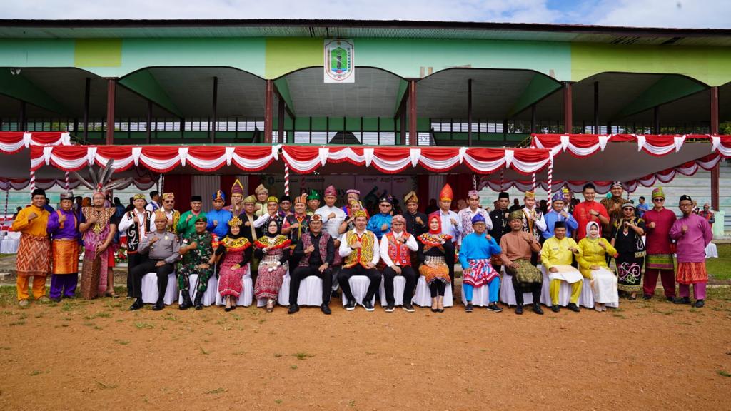 Bupati Kapuas Hulu, Fransiskus Diaan berfoto bersama para peserta upacara peringatan HUT Pemprov Kalbar ke-66 tahun 2023, di Lapangan GOR Uncak Kapuas Putussibau, Sabtu (28/01/2023) pagi. (Foto: Ishaq)