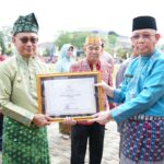 Wali Kota Pontianak, Edi Rusdi Kamtono menerima piagam penghargaan dari Gubernur Kalbar, Sutarmidji pada peringatan HUT ke-66 Pemprov Kalbar. (Foto: Prokopim/Kominfo For KalbarOnline.com)