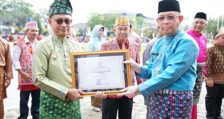 Wali Kota Pontianak, Edi Rusdi Kamtono menerima piagam penghargaan dari Gubernur Kalbar, Sutarmidji pada peringatan HUT ke-66 Pemprov Kalbar. (Foto: Prokopim/Kominfo For KalbarOnline.com)