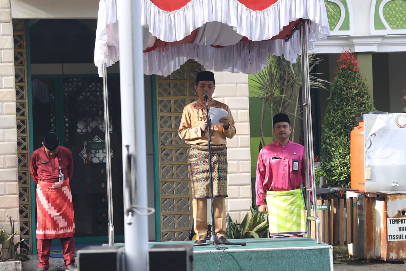 Wakil Wali Kota Pontianak, Bahasan menjadi inspektur upacara pada peringatan HUT ke-66 Pemprov Kalbar di halaman Kantor Wali Kota Pontianak. (Foto: Prokopim/Kominfo For KalbarOnline.com)
