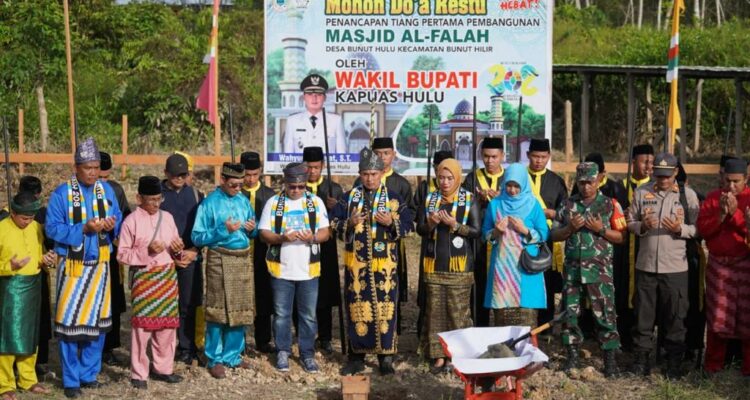 Wabup Kapuas Hulu, Wahyudi Hidayat menghadiri prosesi seremonial penancapan tiang pertama pembangunan Masjid Al-Falah di Desa Bunut Hilir. (Foto: Ishaq)