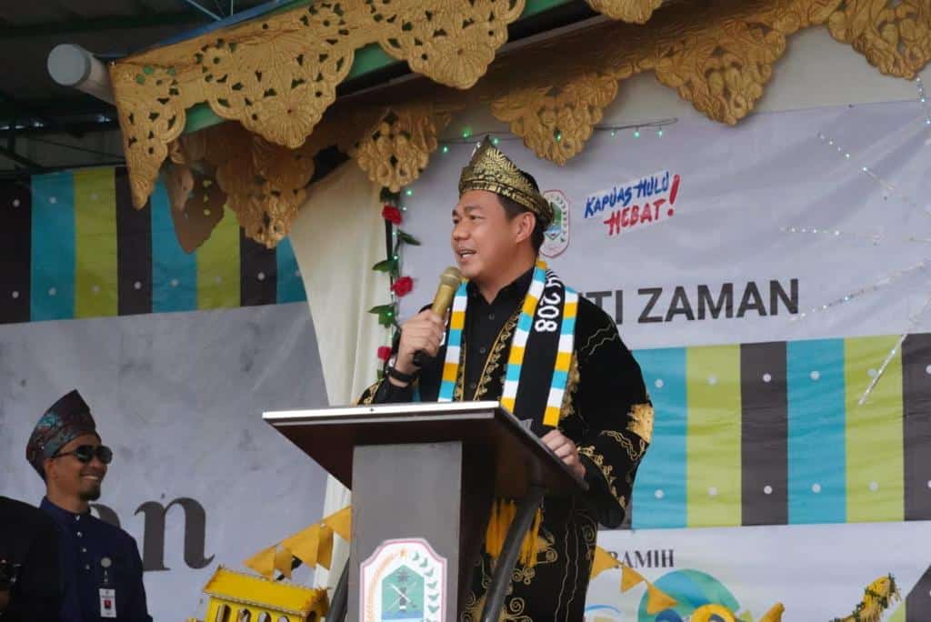 Bupati Kapuas Hulu, Fransiskus Diaan memberikan kata sambutan pada acara Peringatan Hari Jadi Negeri Nanga Bunut Bumi Ulak Mahkota Raja ke-208 tahun 2023, Minggu (29/01/2023). (Foto: Ishaq)