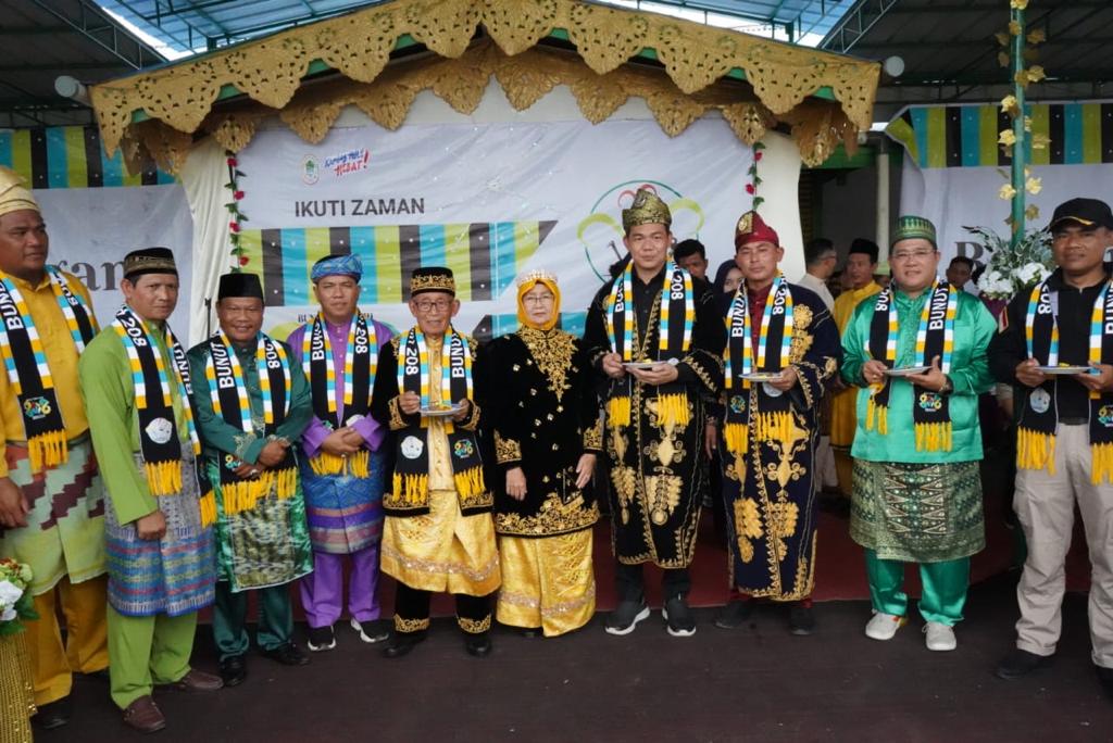 Bupati Kapuas Hulu, Fransiskus Diaan berfoto bersama di sela-sela acara Peringatan Hari Jadi Negeri Nanga Bunut Bumi Ulak Mahkota Raja ke-208 tahun 2023, Minggu (29/01/2023). (Foto: Ishaq)