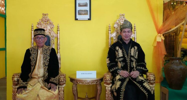 Bupati Kapuas Hulu, Fransiskus Diaan berfoto bersama di sela-sela acara Peringatan Hari Jadi Negeri Nanga Bunut Bumi Ulak Mahkota Raja ke-208 tahun 2023, Minggu (29/01/2023). (Foto: Ishaq)