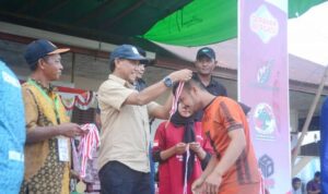 Wabup Ketapang, Farhan mengalungkan medali kepada pemenang turnamen sepak bola bertajuk Sepahan Open 2022-2023. (Foto: Adi LC)