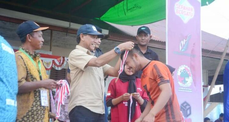 Wabup Ketapang, Farhan mengalungkan medali kepada pemenang turnamen sepak bola bertajuk Sepahan Open 2022-2023. (Foto: Adi LC)