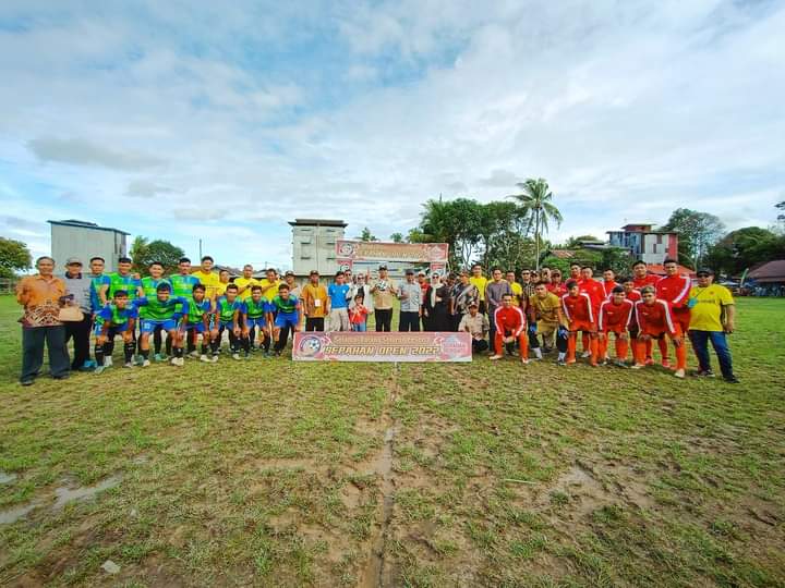 Wabup Ketapang, Farhan berfoto bersama dengan kedua tim kesebelasan yang berlaga pada final turnamen sepak bola bertajuk Sepahan Open 2022-2023. (Foto: Adi LC)