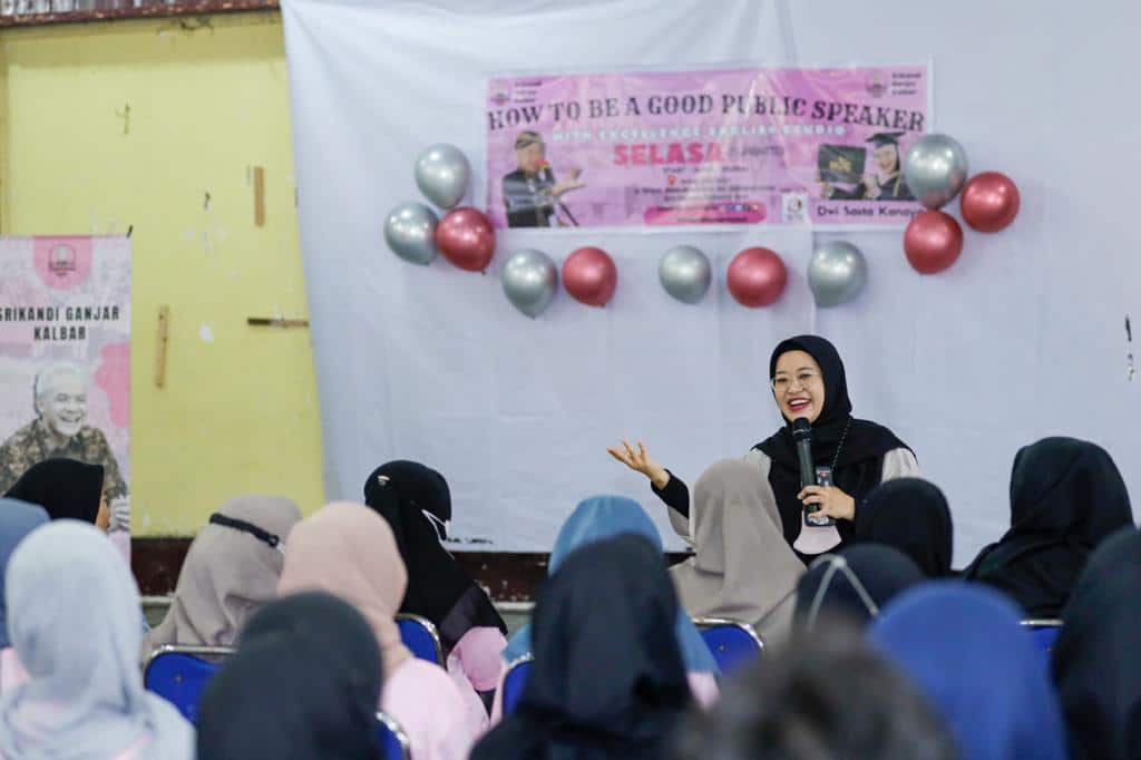 Seminar "How To Be A Good Public Speaker" menghadirkan seorang public speaker ternama, Dwi Sastra Kanaya sebagai narasumber. (Foto: Jauhari)