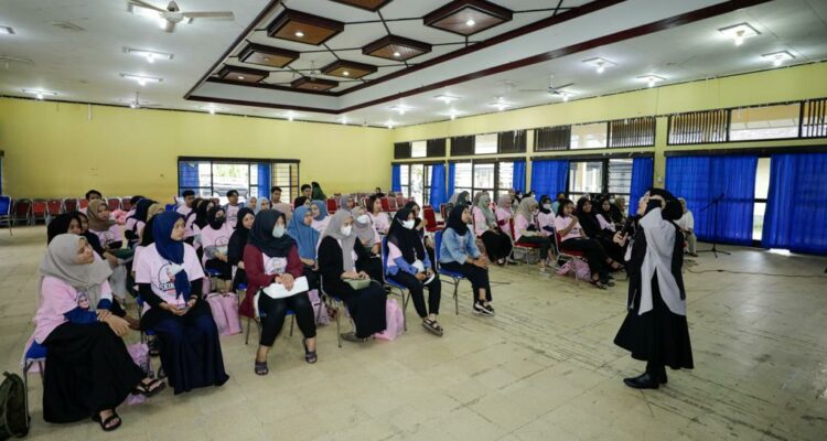 Seminar "How To Be A Good Public Speaker" yang diselenggarakan Srikandi Ganjar Kalbar di Gedung Graha Korpri, Benua Melayu Darat, Kecamatan Pontianak Selatan, Kota Pontianak. (Foto: Jauhari)