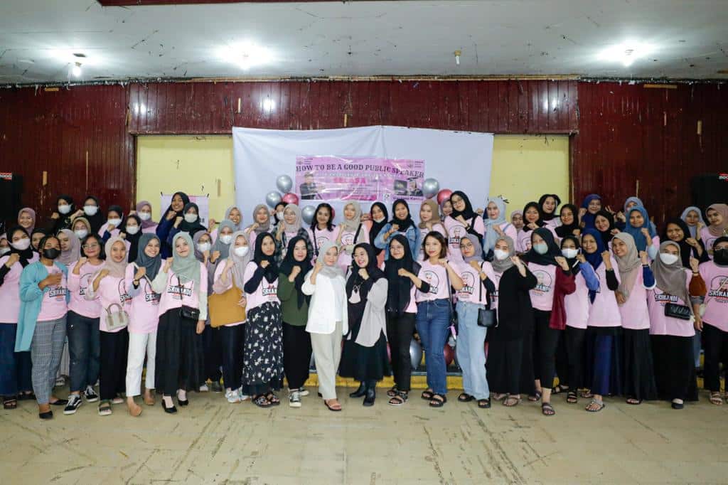 Foto bersama peserta seminar "How To Be A Good Public Speaker" yang diselenggarakan Srikandi Ganjar Kalbar di Gedung Graha Korpri, Benua Melayu Darat, Kecamatan Pontianak Selatan, Kota Pontianak. (Foto: Jauhari)