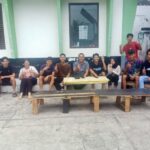 Ketua DPRD Kapuas Hulu, Kuswandi berfoto bersama para mahasiswa dan mahasiswi Kapuas Hulu, di asrama mahasiswa di Kabupaten Bantul, Selasa (31/01/2023). (Foto: Ishaq)