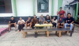 Ketua DPRD Kapuas Hulu, Kuswandi berfoto bersama para mahasiswa dan mahasiswi Kapuas Hulu, di asrama mahasiswa di Kabupaten Bantul, Selasa (31/01/2023). (Foto: Ishaq)