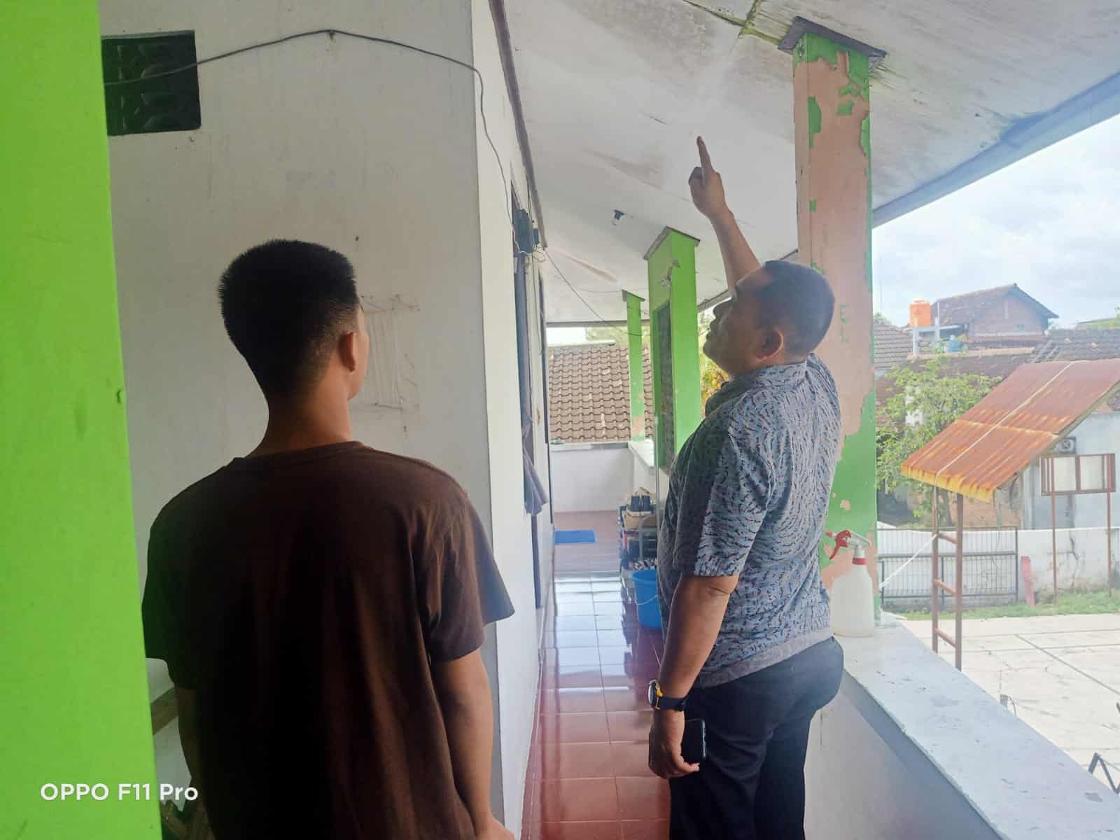 Ketua DPRD Kapuas Hulu, Kuswandi mengecek kondisi asrama mahasiswa mahasiswi Kapuas Hulu di Kabupaten Bantul, Selasa (31/01/2023). (Foto: Ishaq)