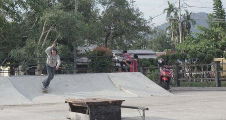 Komunitas Skateboarding Kayong Utara sedang melakukan latihan. (Foto: Adi LC)