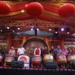 Wali Kota Pontianak, Edi Rusdi Kamtono beserta tamu undangan menabuh gendang menandai dimulainya Festival Cap Go Meh yang dirangkaikan dengan Pekan Promosi dan Kuliner di Jalan Diponegoro. (Foto: Kominfo/Prokopim For KalbarOnline.com)
