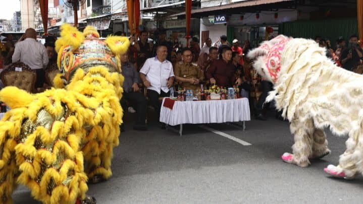 Atraksi barongsai mengisi rangkaian pembukaan Pekan Promosi dan Kuliner Festival Cap Go Meh di Jalan Diponegoro. (Foto: Kominfo/Prokopim For KalbarOnline.com)