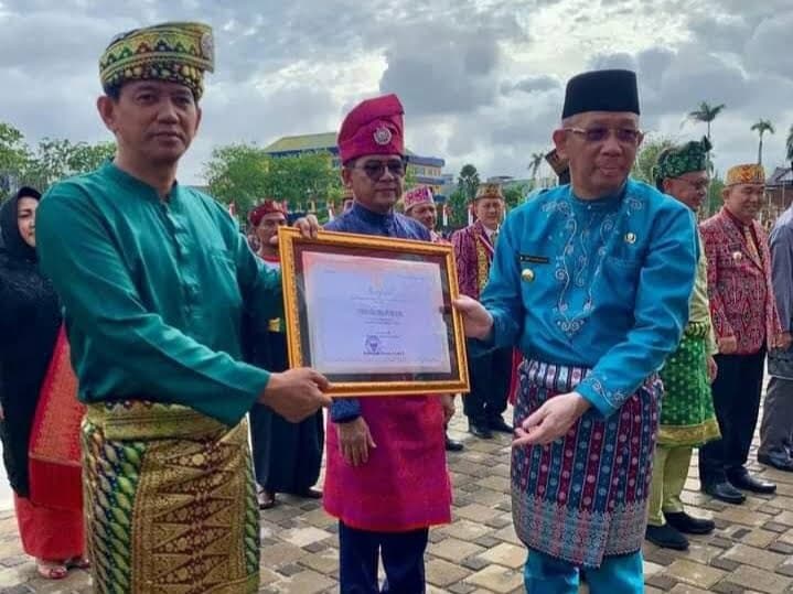 Gubernur Kalimantan Barat, Sutarmidji memberikan penghargaan kepada Asisten Setda Bidang Pemerintahan dan Kesra Pemkab Ketapang, Edi Radiansyah. (Foto: Adi LC)