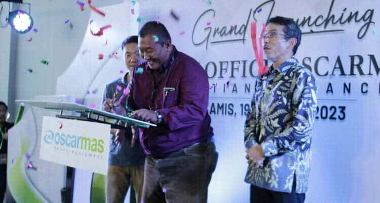 Peresmian kantor cabang PT Oscarmas di Kota Pontianak, Kamis (19/01/2023). (Foto: Jauhari)