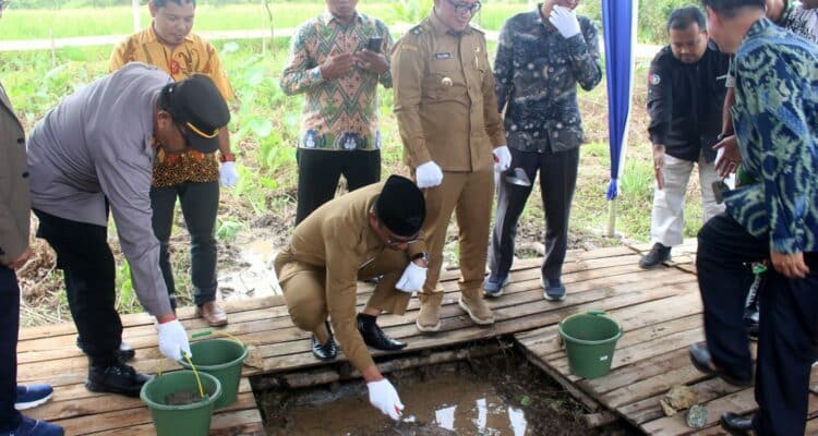 Asisten Administrasi dan Umum Pemprov Kalbar, Alfian melakukan peletakkan batu pertama pembangunan Pendopo Pemakaman Raudhatul Jannah. (Foto: Biro Adpim For KalbarOnline.com)