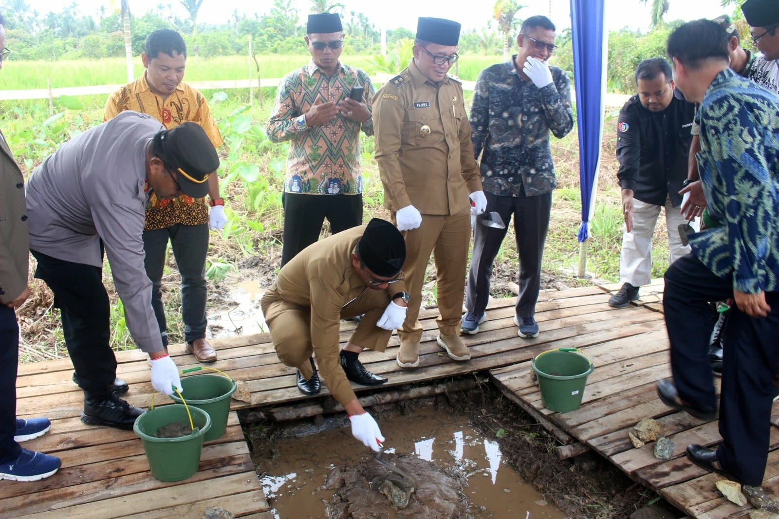 Asisten Administrasi dan Umum Pemprov Kalbar, Alfian melakukan peletakkan batu pertama pembangunan Pendopo Pemakaman Raudhatul Jannah. (Foto: Biro Adpim For KalbarOnline.com)