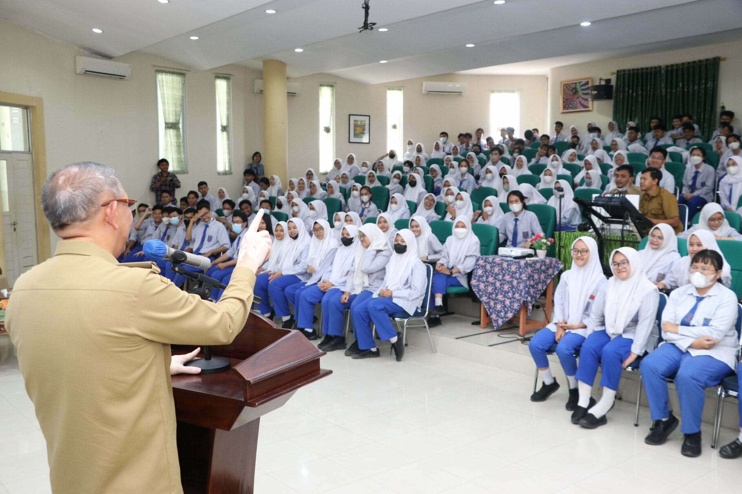 Gubernur Kalbar, Sutarmidji memberikan motivasi kepada para siswa SMA Negeri 1 Pontianak. (Foto: Biro Adpim For KalbarOnline.com)