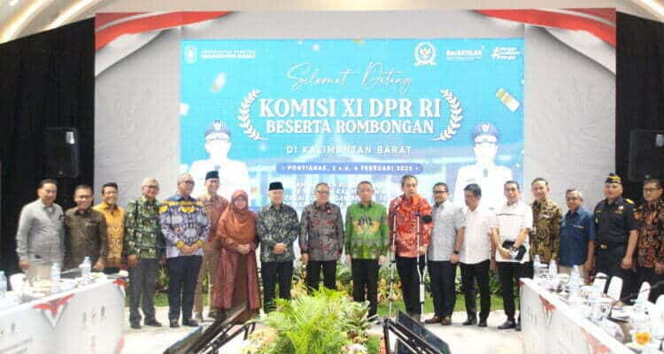 Gubernur Provinsi Kalimantan Barat, Sutarmidji berfoto bersama Anggota Komisi XI DPR RI di Hotel Mercure Pontianak, Kamis (02/01/2023). (Foto: Biro Adpim For KalbarOnline.com)
