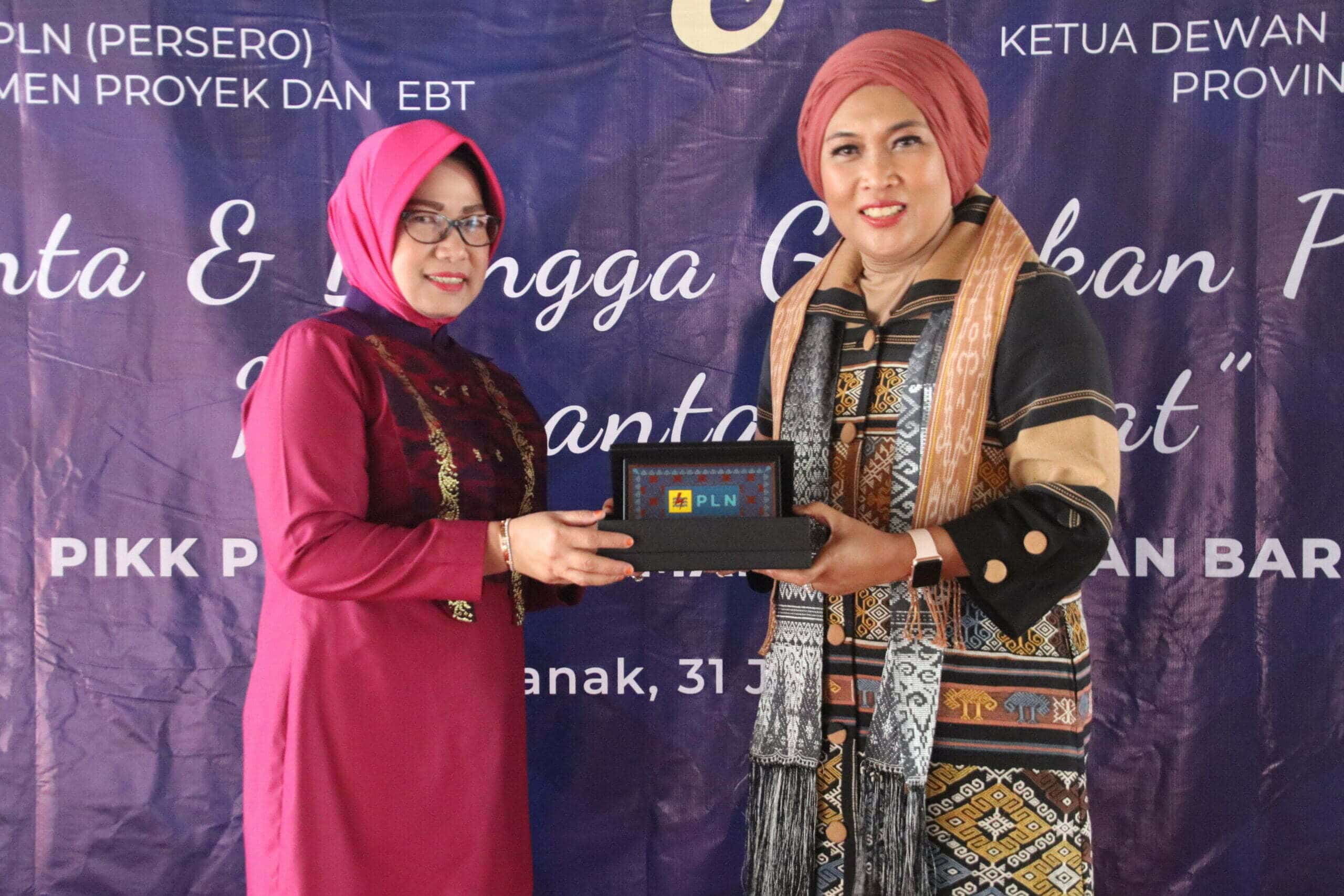 Ketua PIKK PT PLN (Persero) se-Indonesia, Frida Wiluyo Kusdwiharto (kanan), berfoto bersama Ketua Dekranasda Provinsi Kalbar, Lismaryani di sela-sela kunjungan ke Gedung Dekranasda Provinsi Kalbar, Selasa (31/01/2023). (Foto: Biro Adpim For KalbarOnline.com)