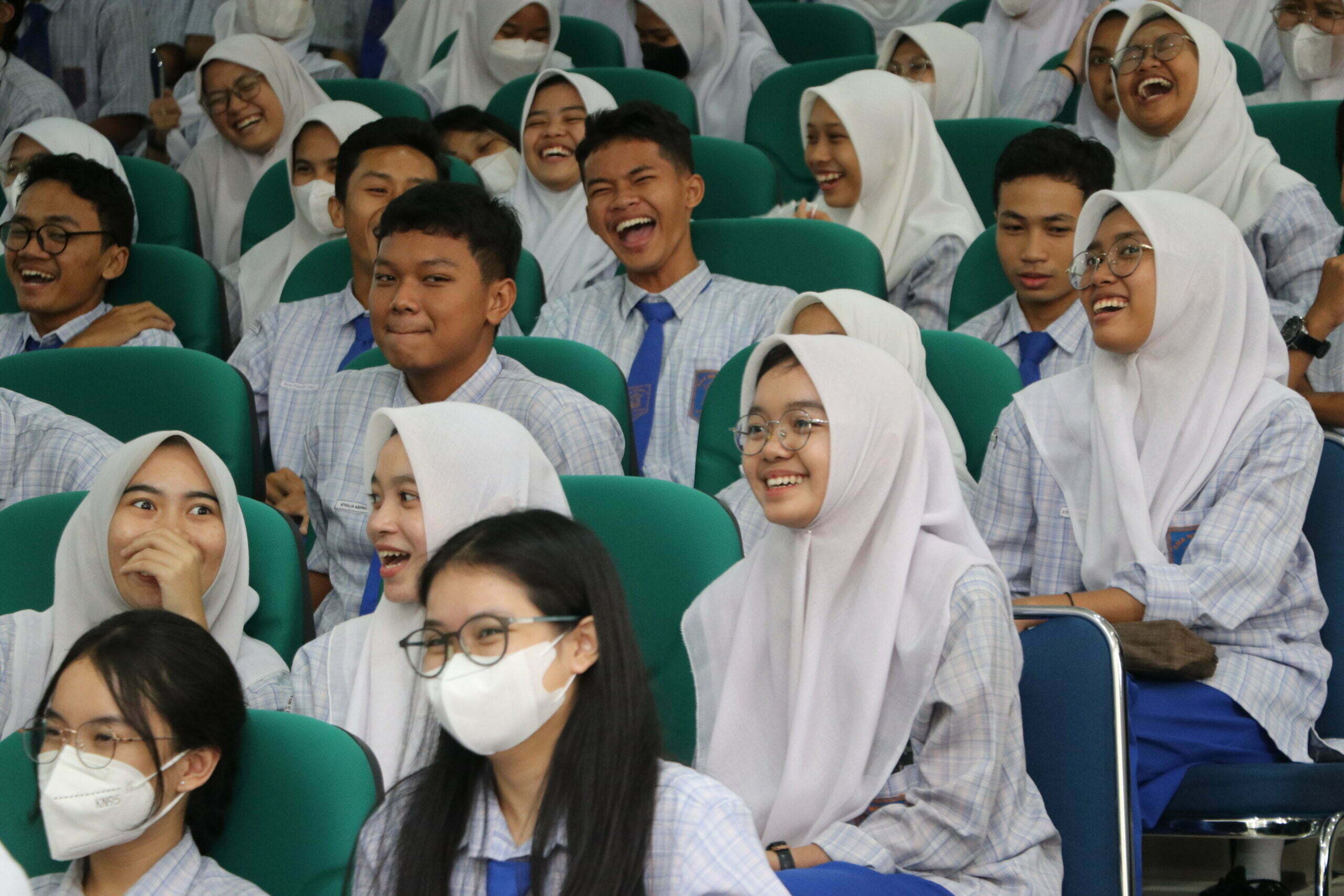 Para siswa-siswi SMA Negeri 1 Pontianak menyambut antusias motivasi yang diberikan oleh Gubernur Kalbar, Sutarmidji. (Foto: Biro Adpim For KalbarOnline.com)