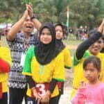 Para peserta final bola kasti di Desa Sijang, Kecamatan Galing, Kabupaten Sambas, Minggu (12/02/2023). (Foto: Biro Adpim For KalbarOnline.com)